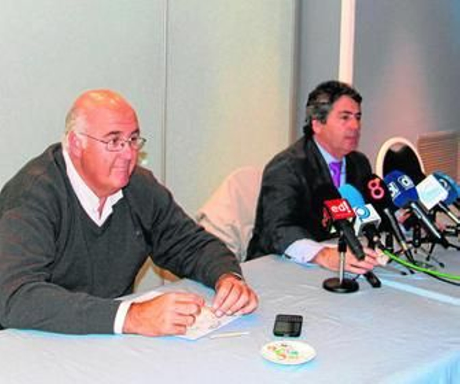 Tomás Entero se dio a conocer a los medios locales en rueda acompañado de su veedor Manuel Rodríguez Luque.