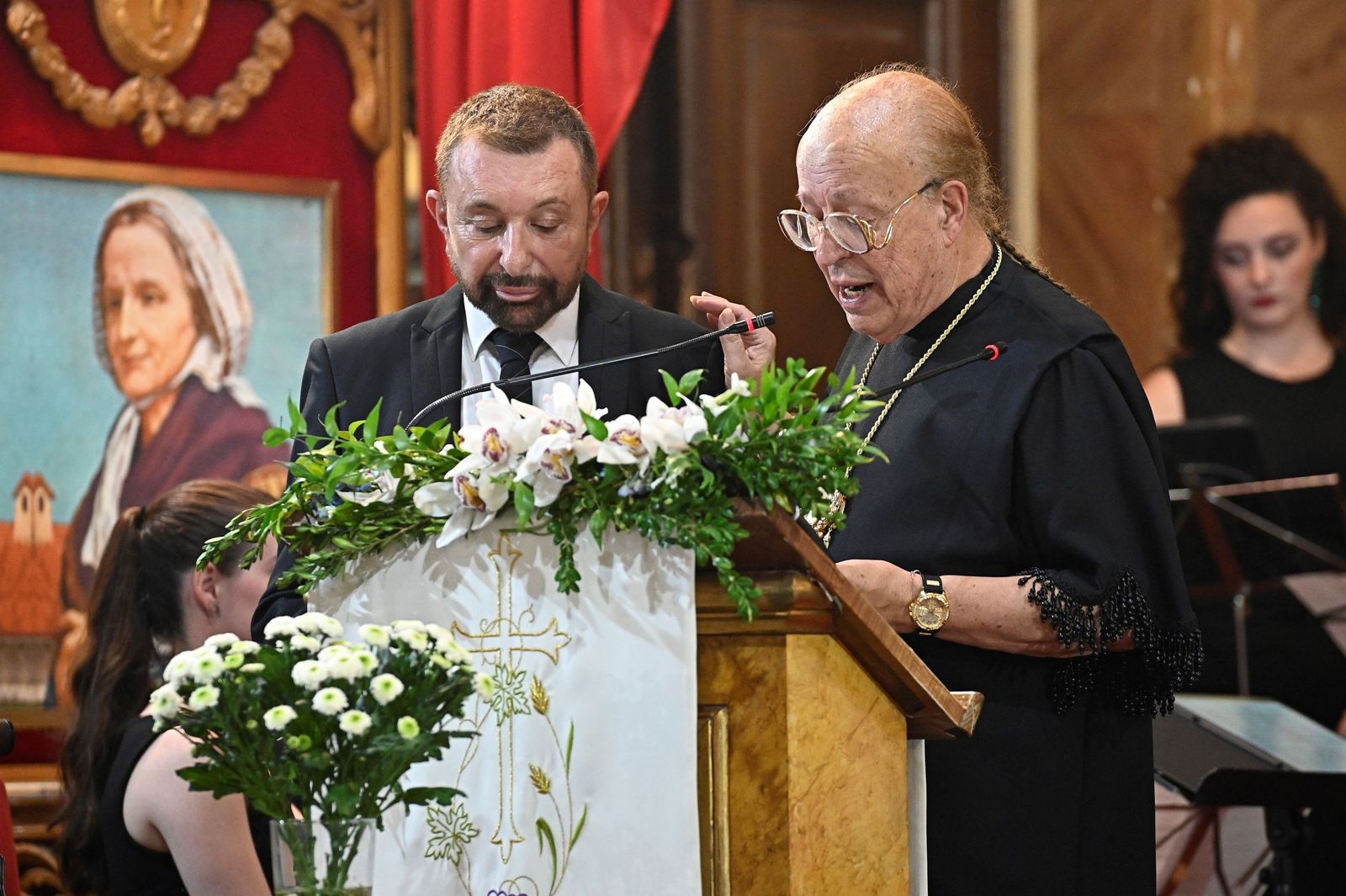 El presentador José Manuel Parada (i) y el vidente Rappel (d)