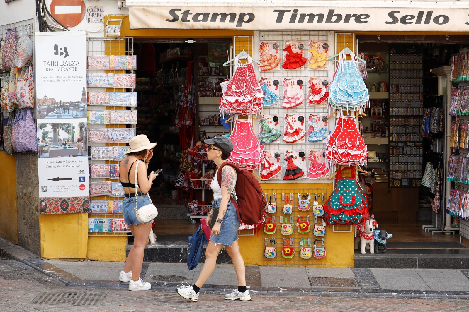 Dos turistas, delante de una tienda de suvenires junto a la Mezquita de Córdoba.