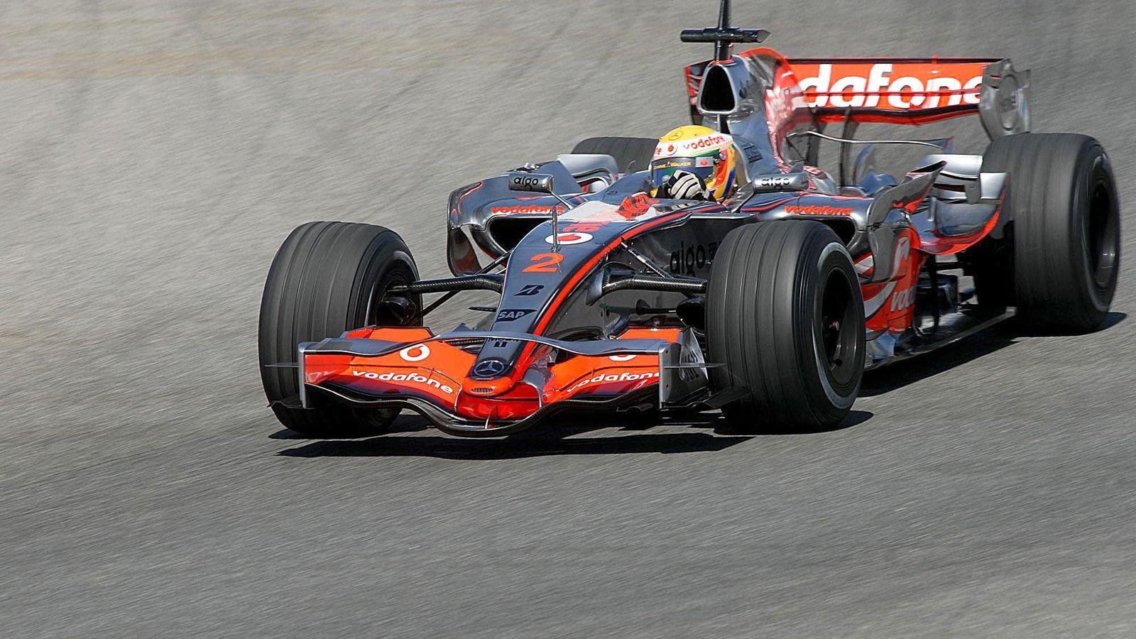 Lewis Hamilton, con McLaren-Mercedes, en un entrenamiento en el trazado jerezano.
