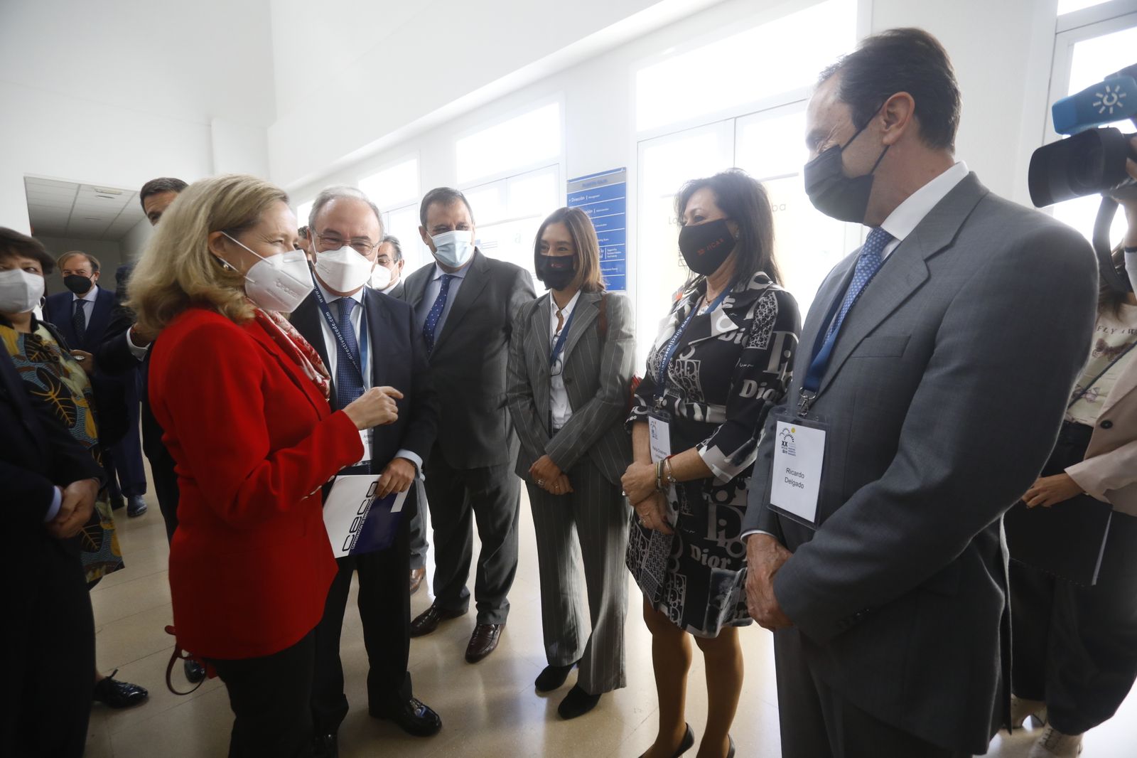 Calviño saluda a los empresarios reunidos en CECO.