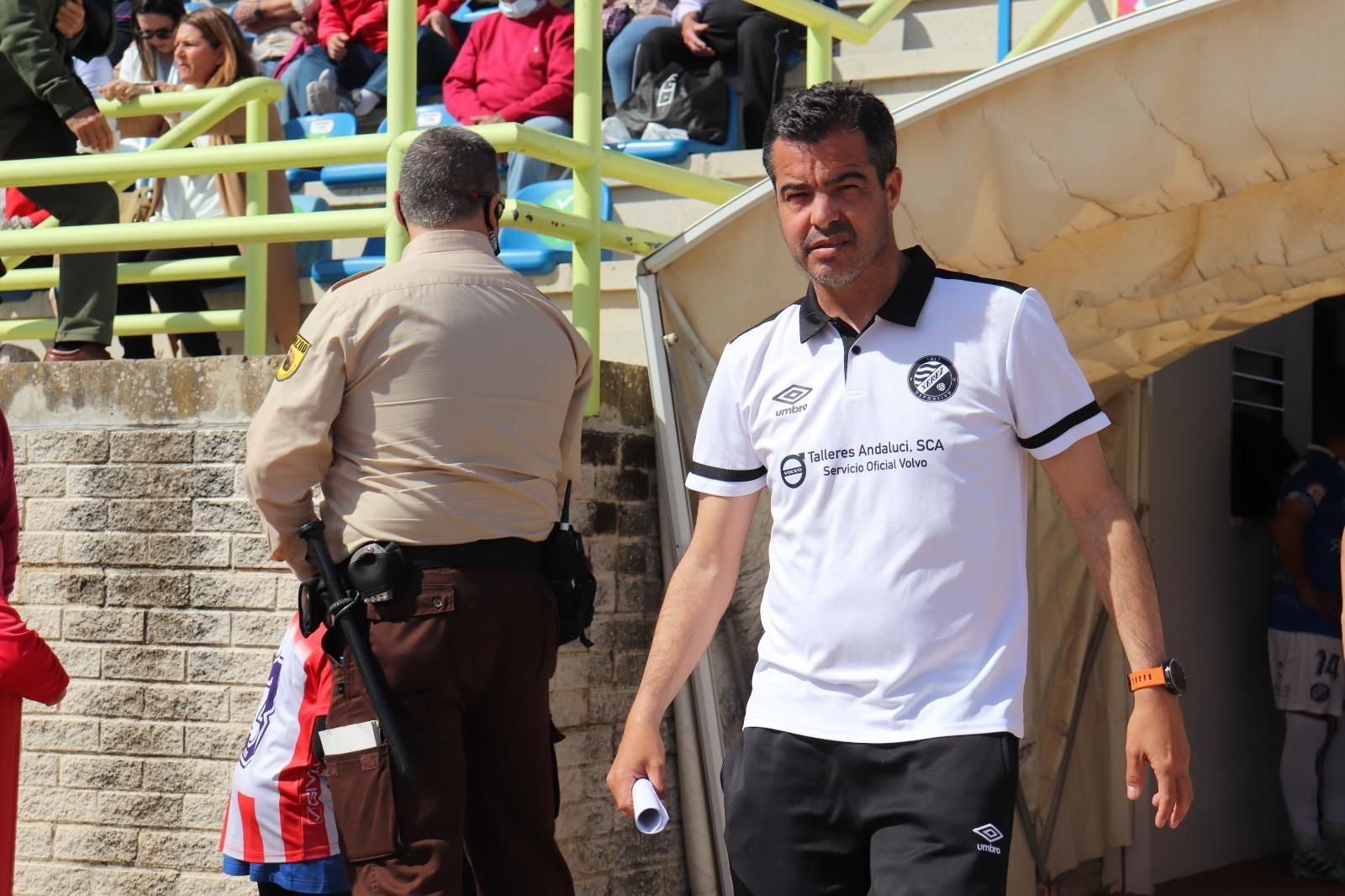 Pérez Herrera,  saliendo del túnel de vestuarios del Vicente Sanz.