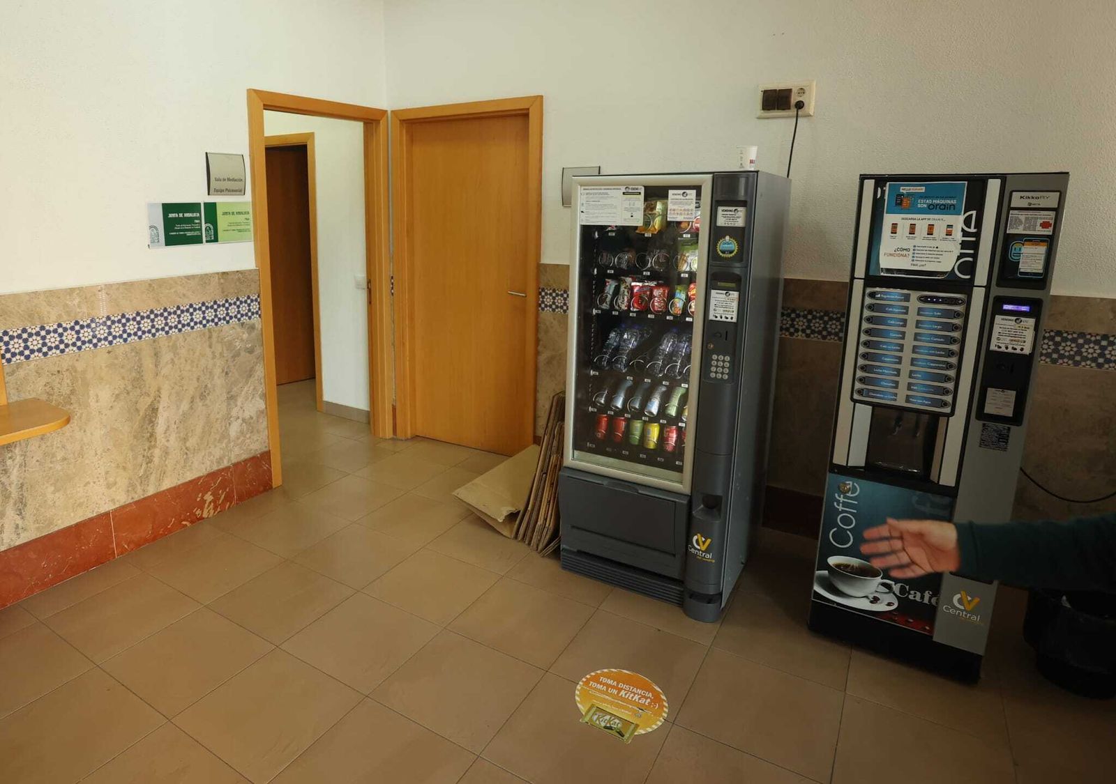 La entrada al despacho del forense de guardia en los juzgados de instrucción de Algeciras.