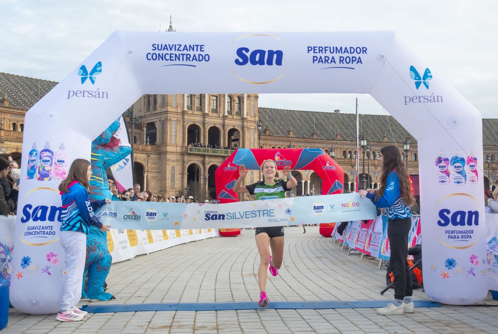 Alejandra Flores entra en la meta como ganadora femenina.