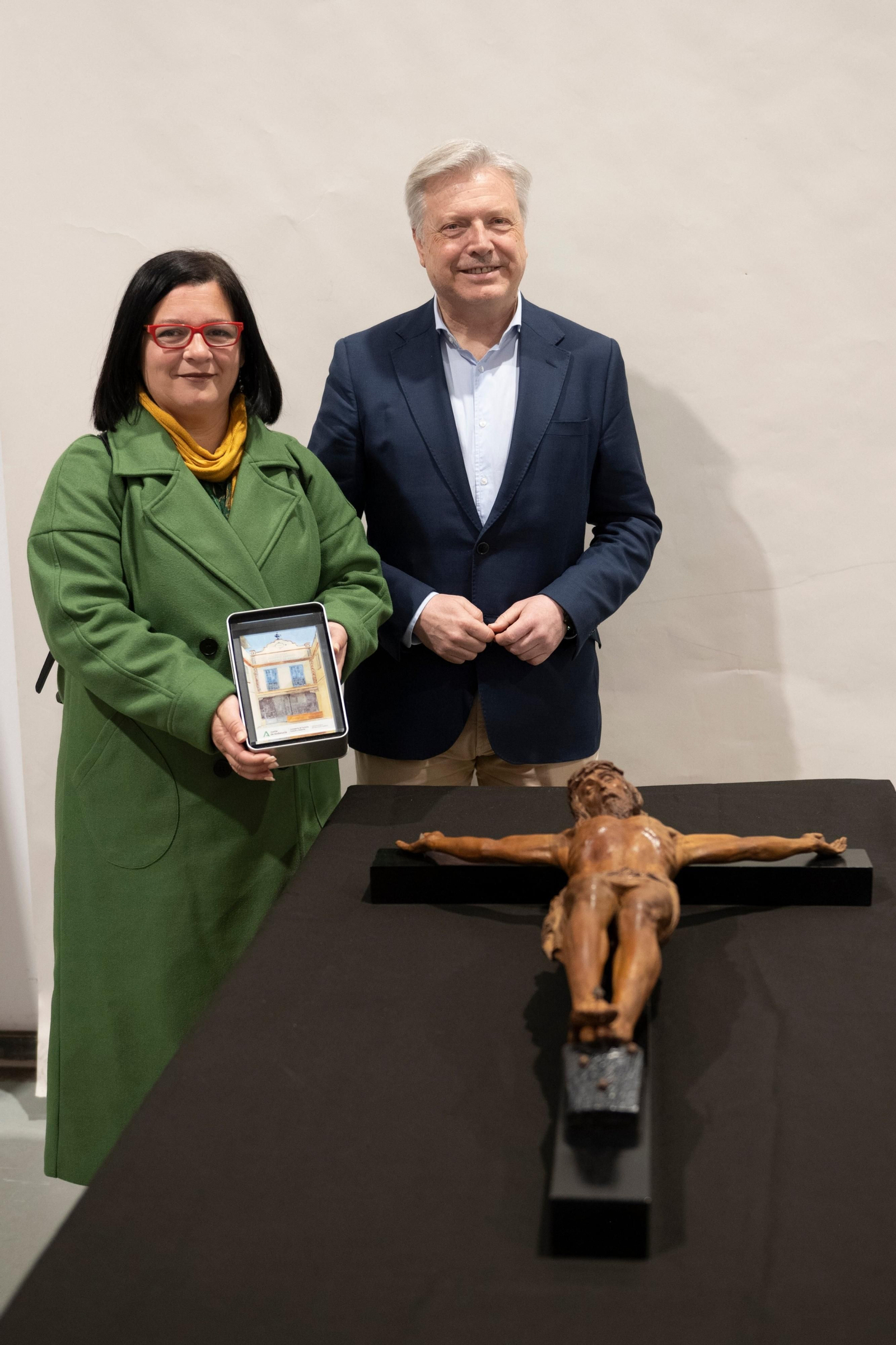 La alcaldesa de Marchena y el director del IAPH con el crucificado.