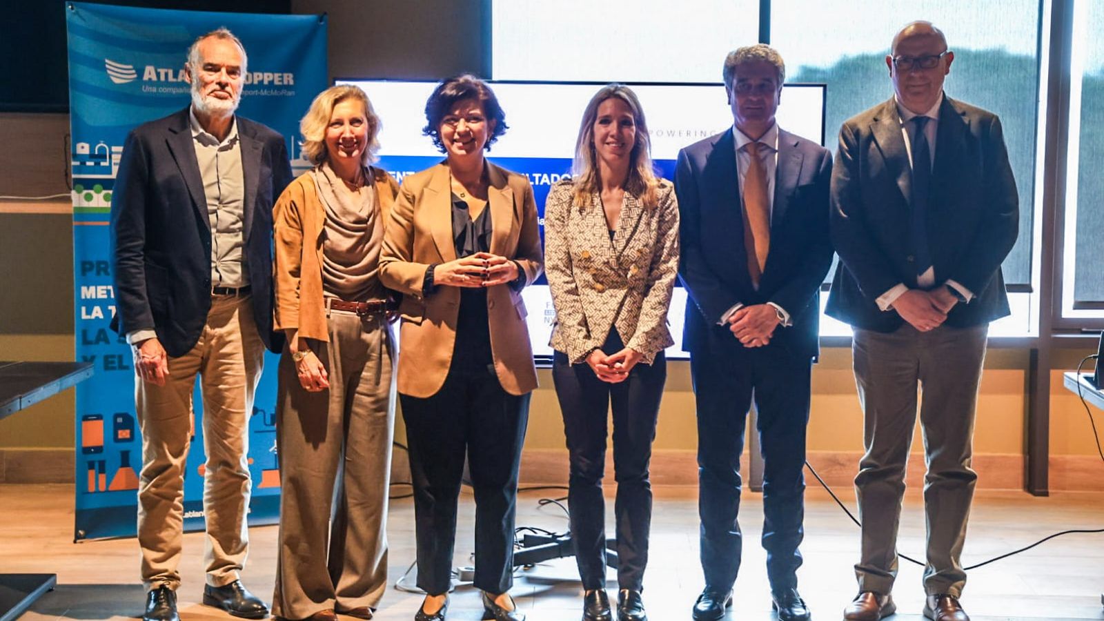 Macarena Gutiérrez, junto a parte del equipo directivo de Atlantic Copper.