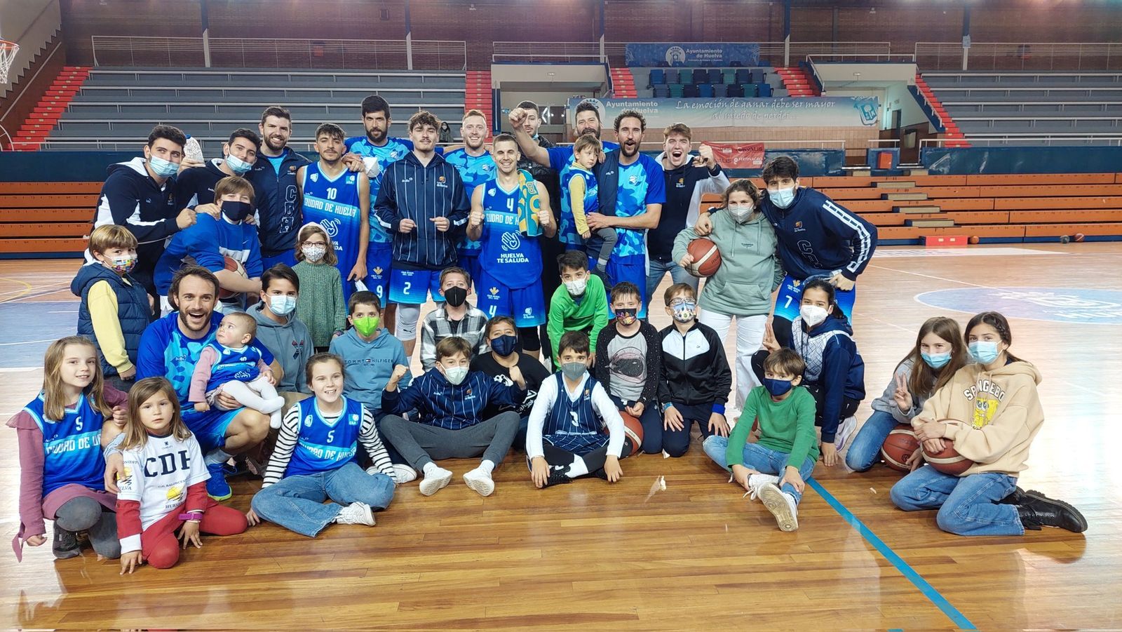 El Ciudad de Huelva celebra la victoria en el Andrés Estrada.