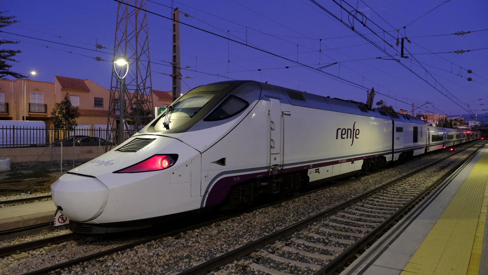 El primer Alvia de Renfe sale de la Estación de Huércal de Almería, en imágenes