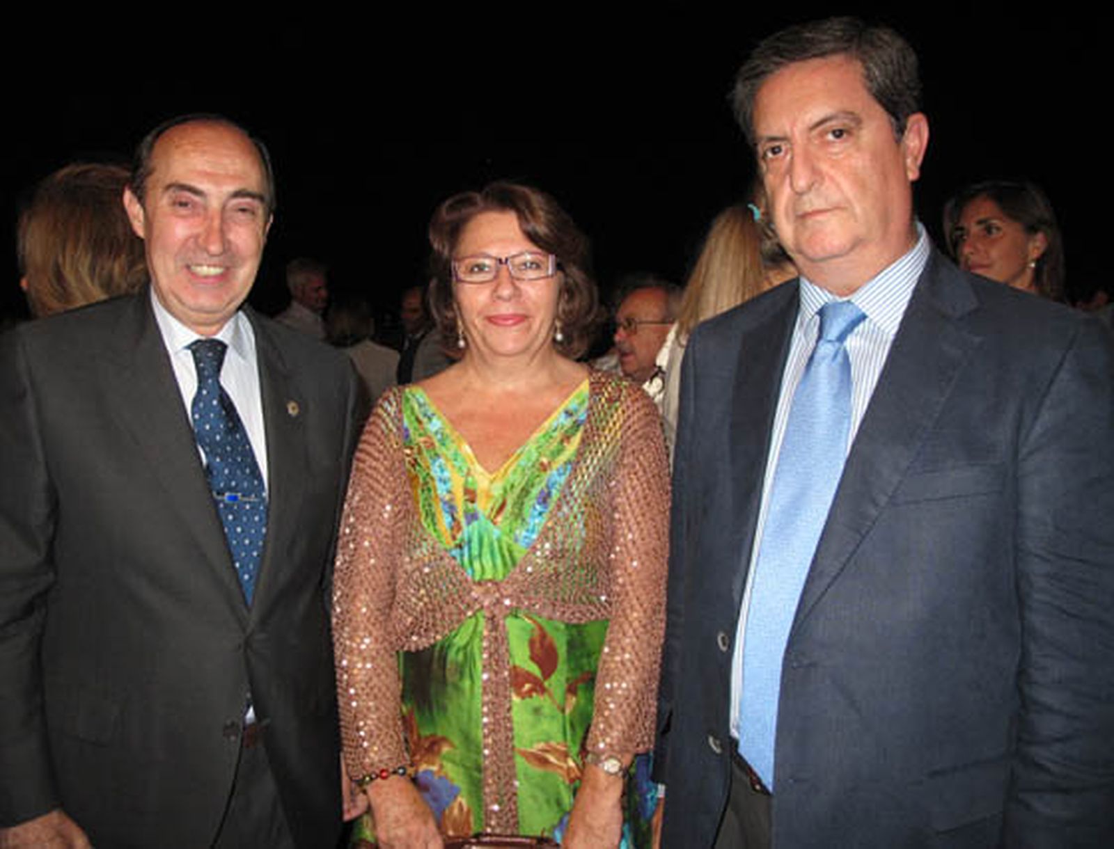 Los presidentes del Colegio de Médicos de Sevilla, Carlos González-Vilardell; de Cecofar, Sofía Fuentes, y del Colegio de Enfermería, José María Rueda.

Foto: Victoria Ramírez