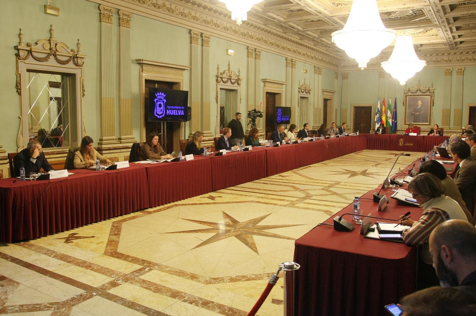 Imágenes del pleno del Ayuntamiento de Huelva