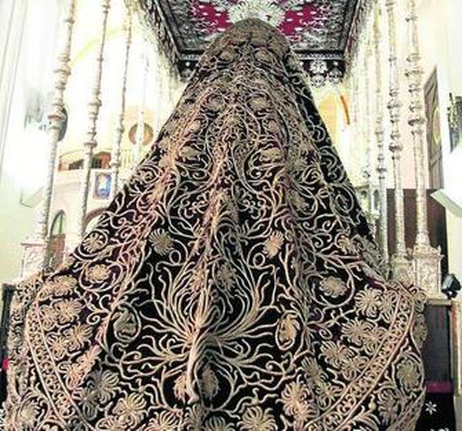 Detalle del manto de los Dolores, una obra de arte.
