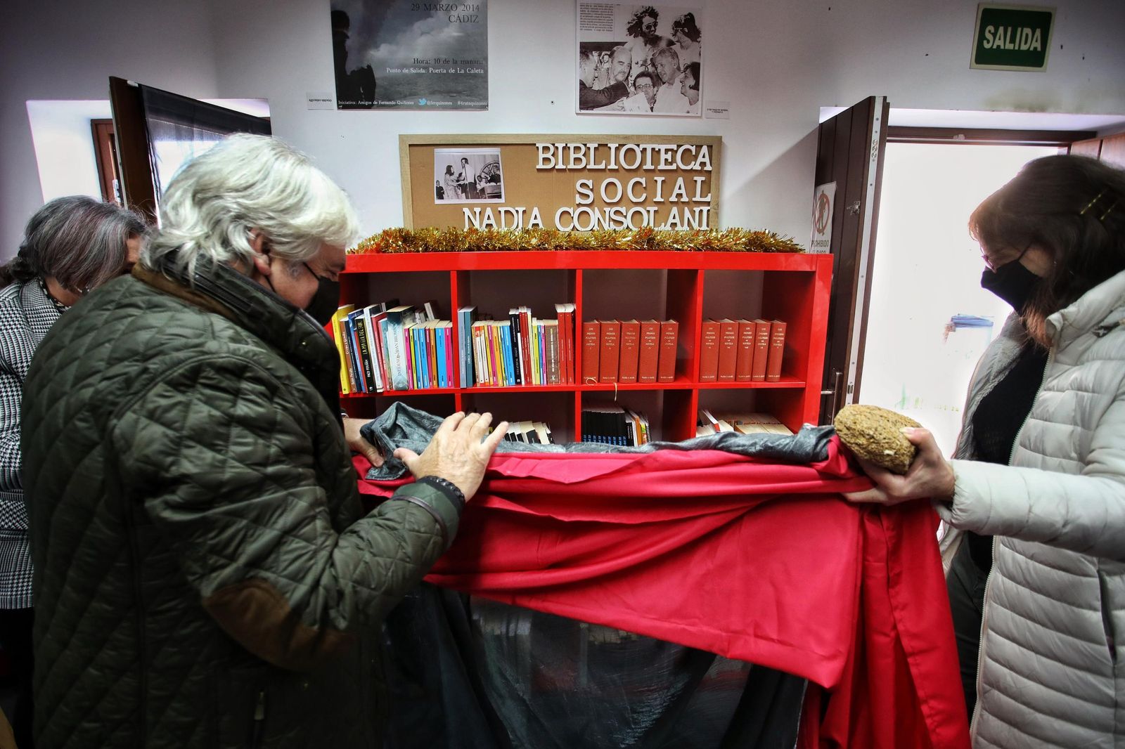Primera estantería de la nueva biblioteca que lleva el nombre de Nadia Consolani, la mujer de Fernando Quiñones.