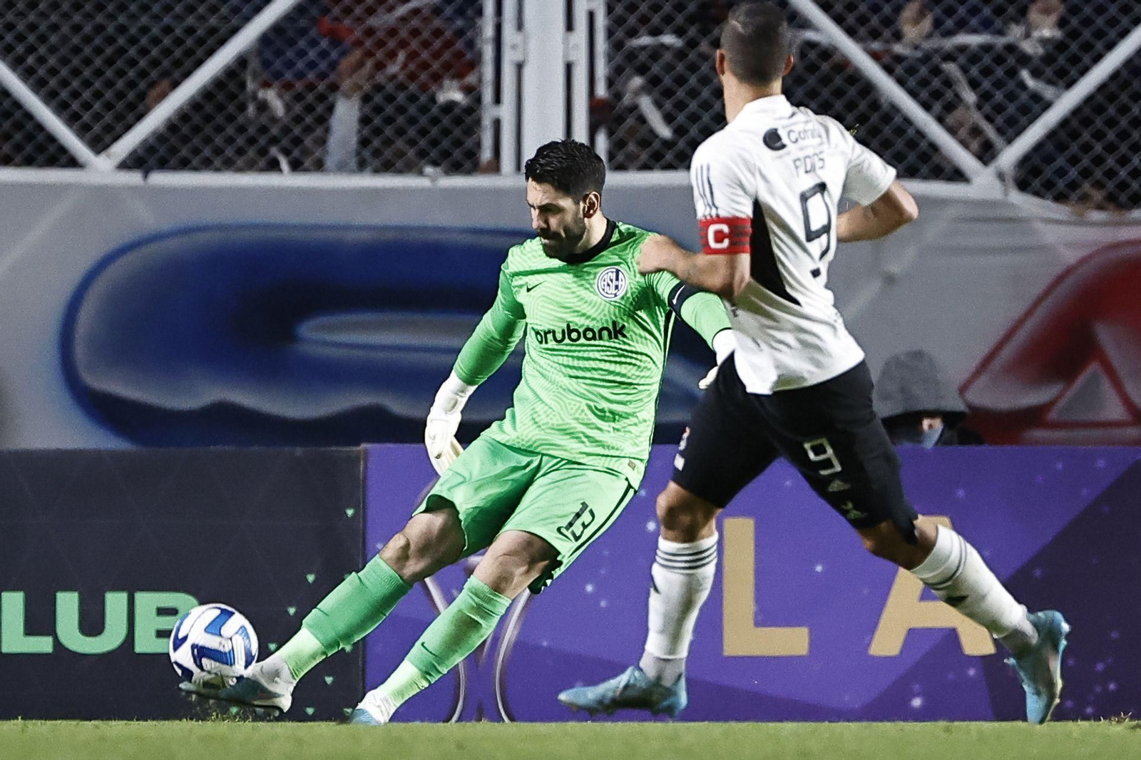 Augusto Batalla golpea el esférico en un encuentro con San Lorenzo de Almagro.
