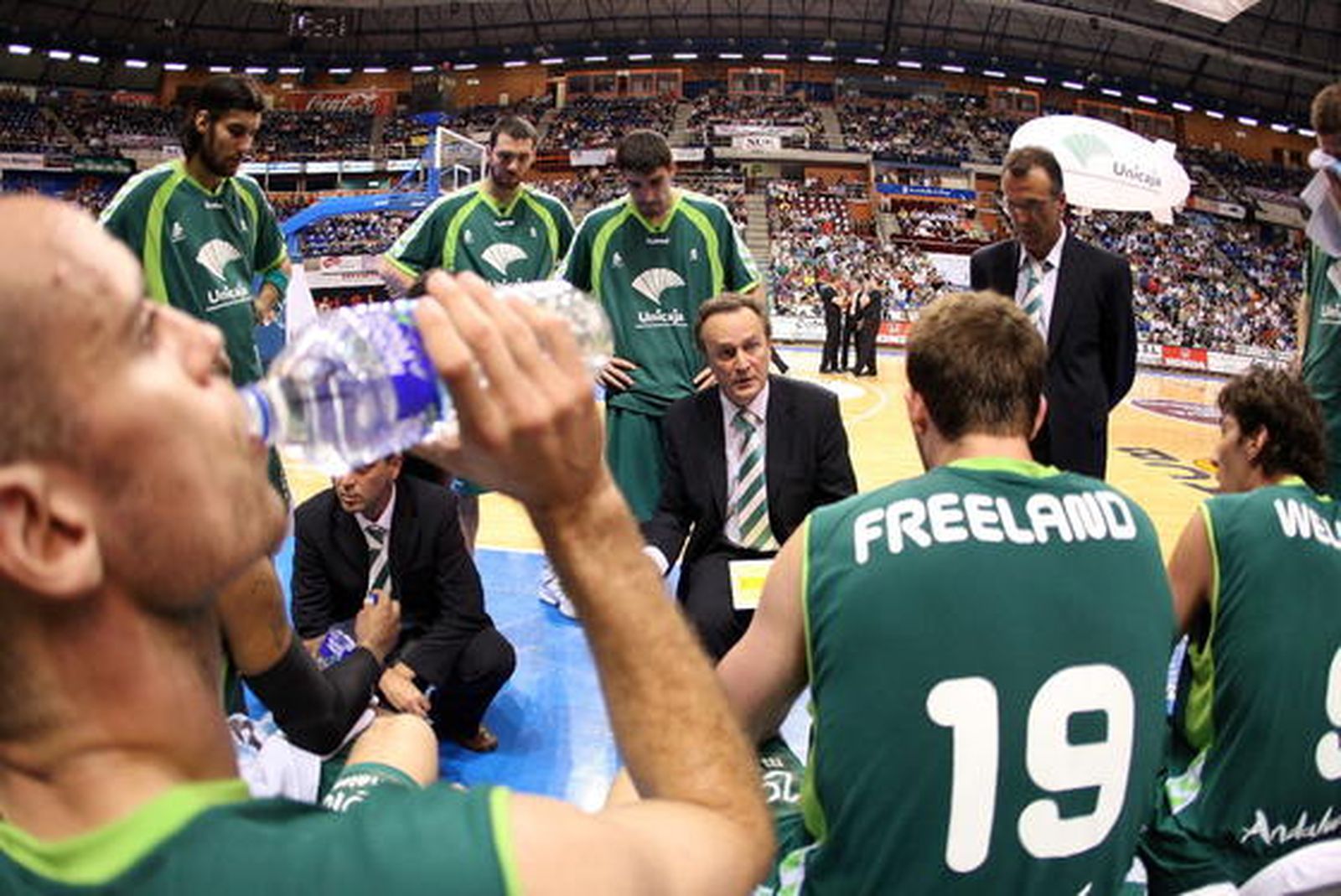 El Unicaja saca la visa virtual para los 'play off' por el título con una convincente victoria ante el Blancos de Rueda (88-58).