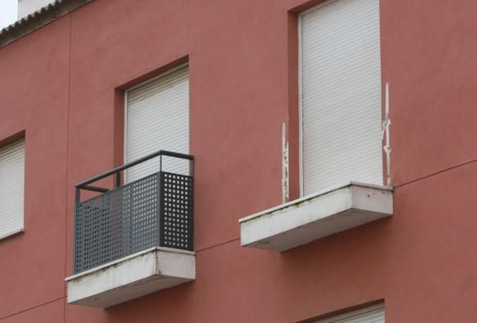 Muere un hombre al desplomarse un balcón con un adorno navideño