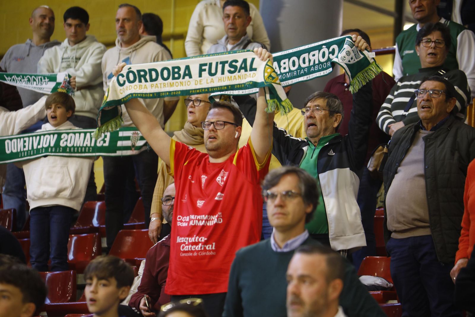 Las mejores fotos del ambiente en Vista Alegre para el Córdoba Futsal - Noia