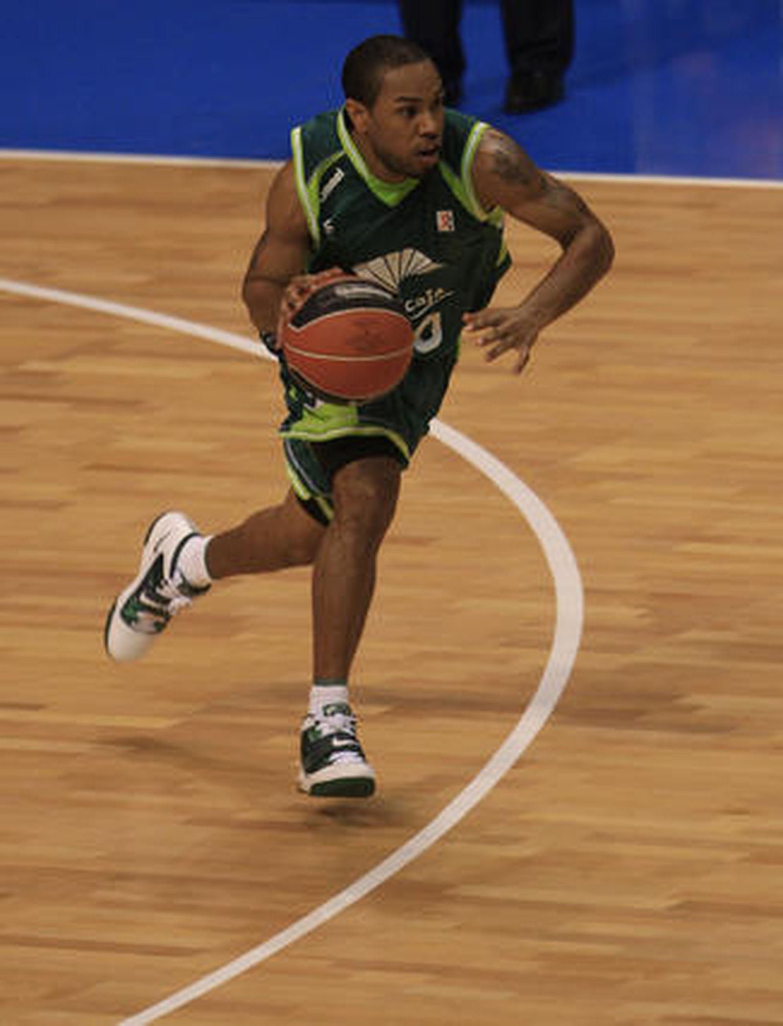 El Unicaja pierde contra el Power Electronics (64-70) y se aleja de la Copa del Rey

Los de Aíto lo intentaron hasta el final, pero la precipitación y el mal día en los tiros decantaron el encuentro para los valencianos.

Foto: Sergio Camacho / Agencias