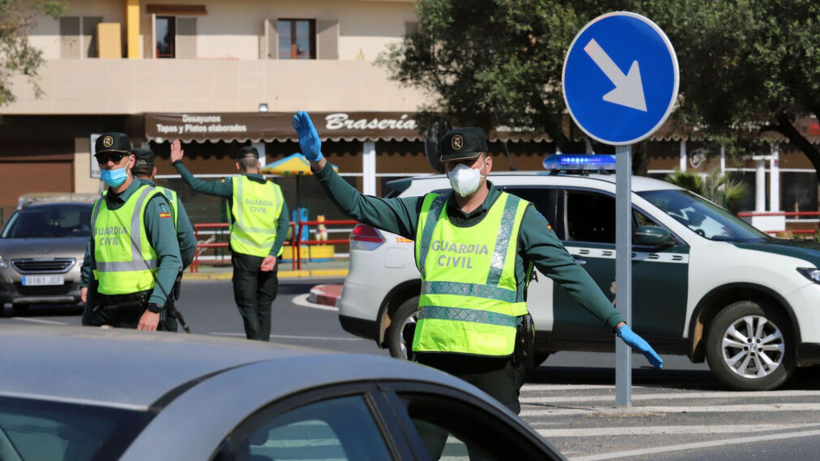 Un férreo control de la Guardia Civil en la rotonda de Corrales en Aljaraque.