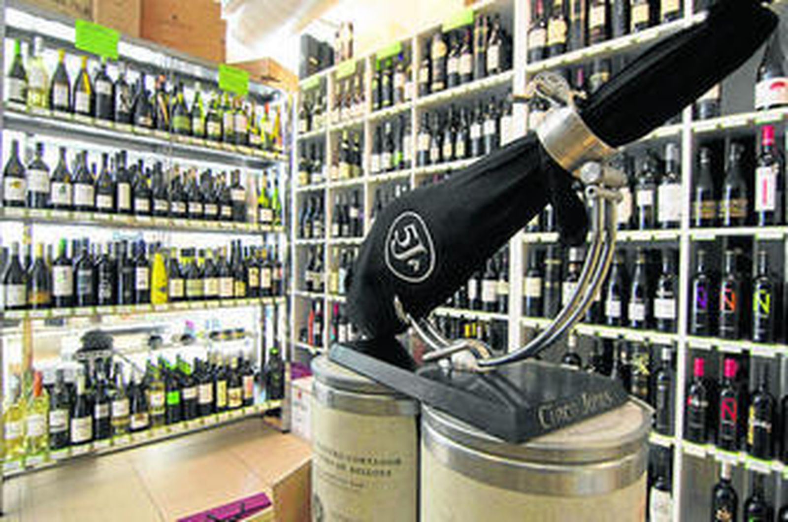 1. La zona dedicada a los vinos en la tienda-bar. 2. Jesús López, nuevo chef del local. 3. Sushi ibérico. 4. Tartar de atún rojo y guacamole casero. 5. Tabla de 'foie micuit'. 6. Cordero lechal Pajarete. 7. Ceviche de pescado y langostinos.