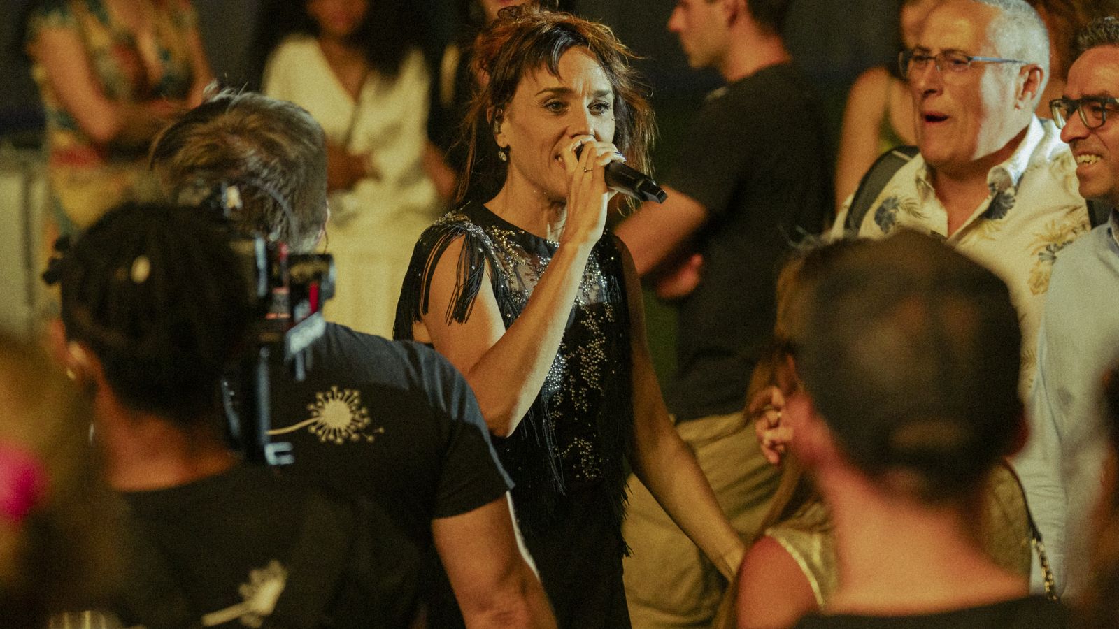 La cantante y compositora gala comenzó el espectáculo entre el público.