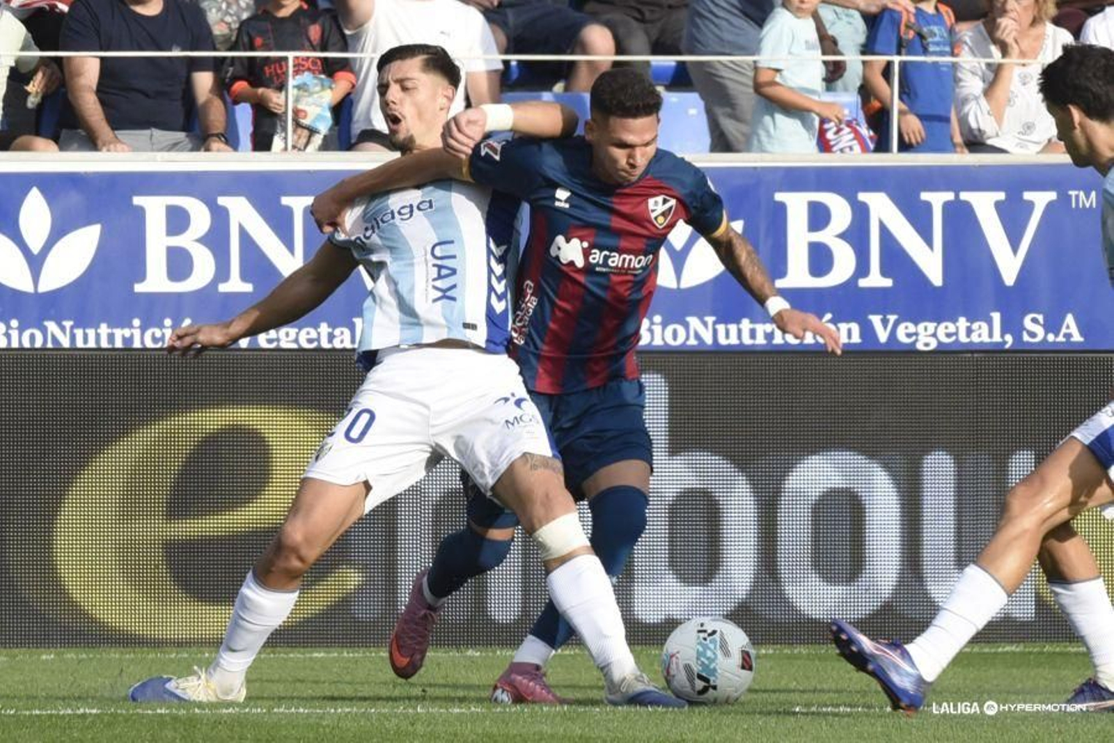 Javi Montero pelea un balón.