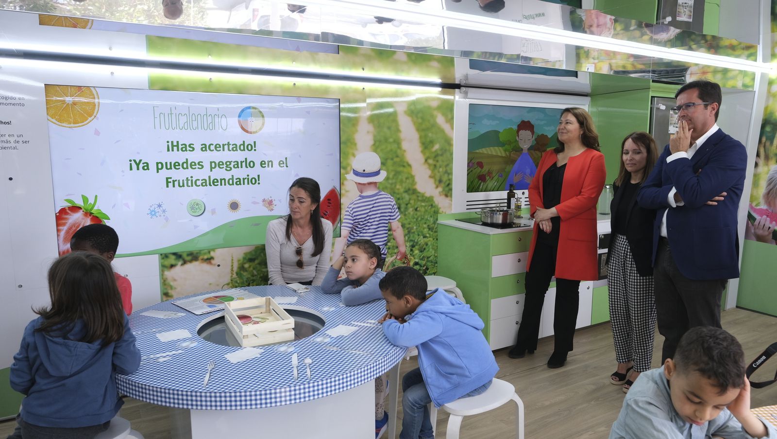 Imágenes de la caravana Frutibús, alimentación saludable, en Las Norias (El Ejido)