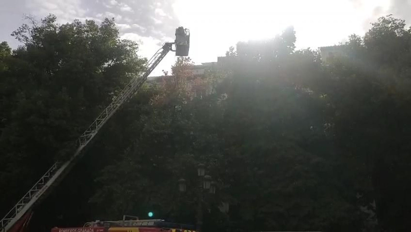 El incendio en un edificio en obras del centro de Granada moviliza a los Bomberos