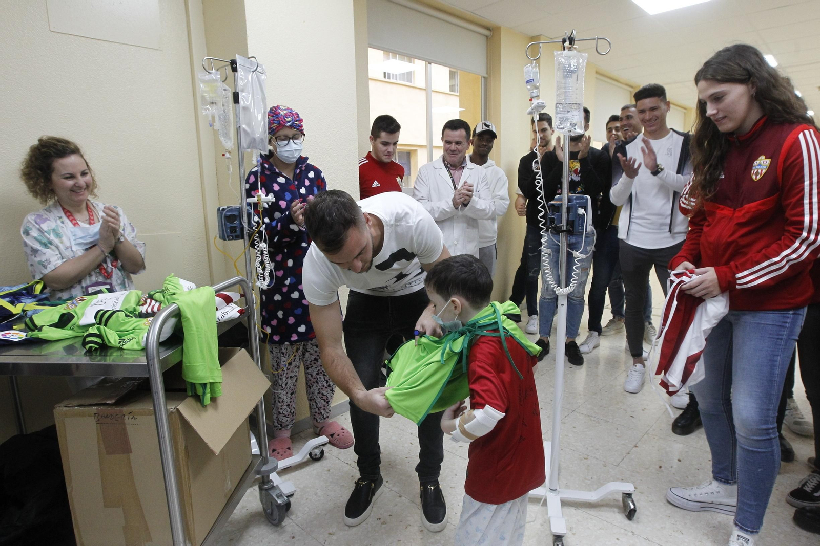Fotogalería visita jugadores U.D. Almería Hospital Torrecárdenas