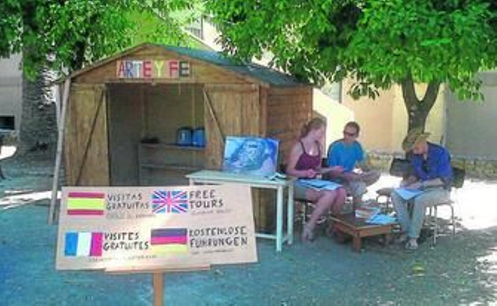 Tres de los jóvenes en la casita que han instalado en el exterior del monasterio.