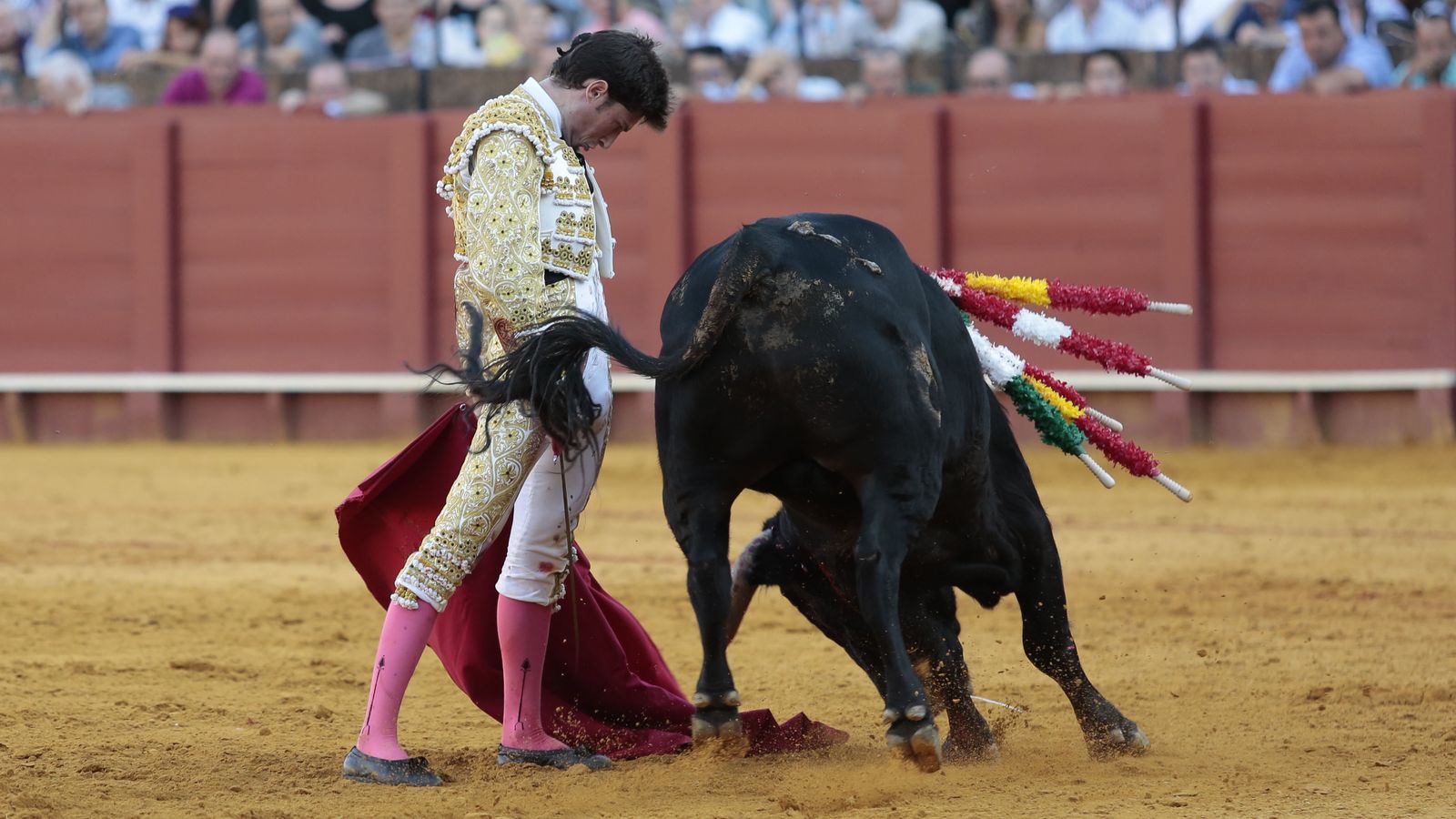 El ecijano Ángel Jiménez, en un pase del desprecio al cuarto astado.