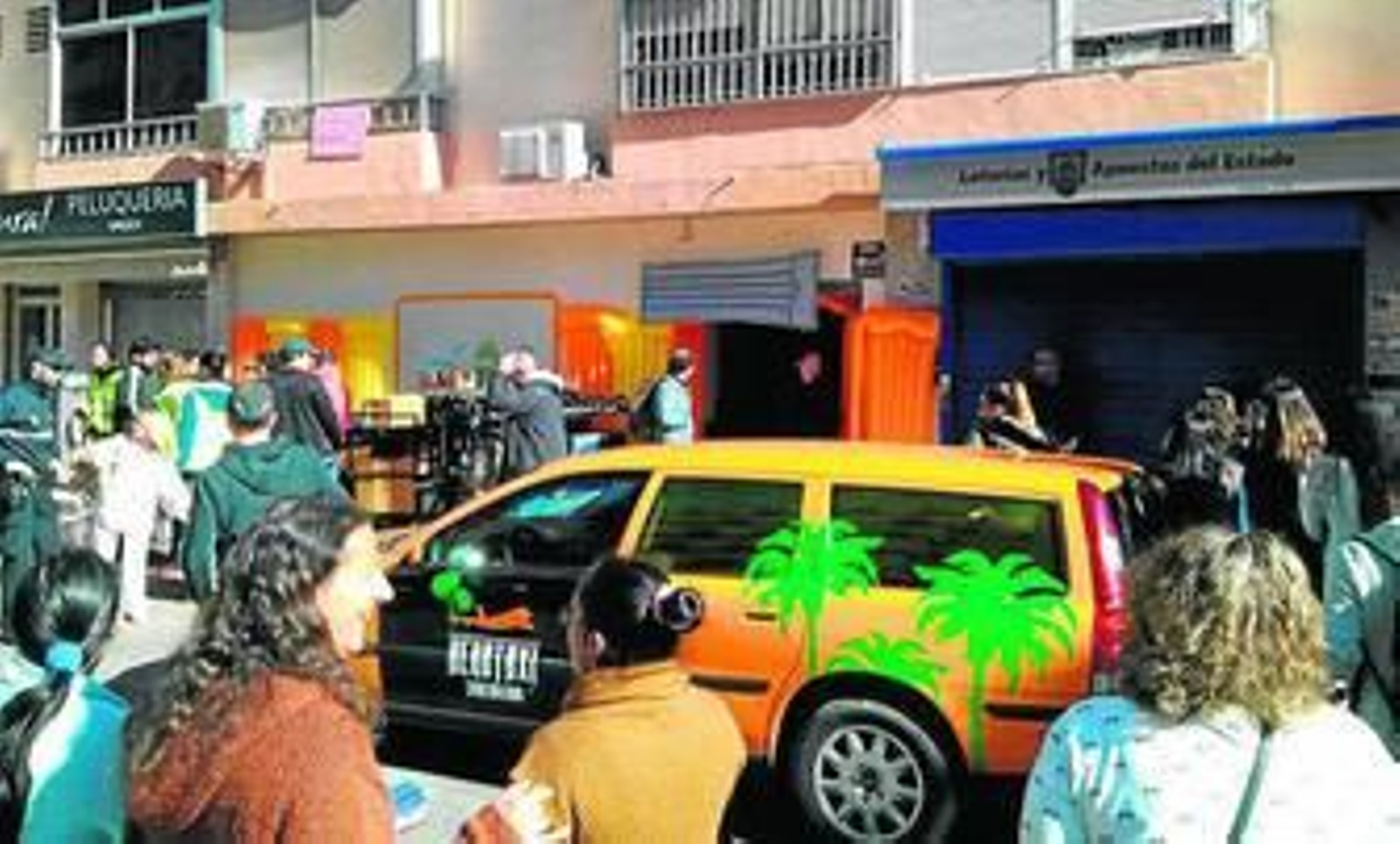 Parte del equipo de 'Toro', ayer, durante el rodaje, en Torremolinos.