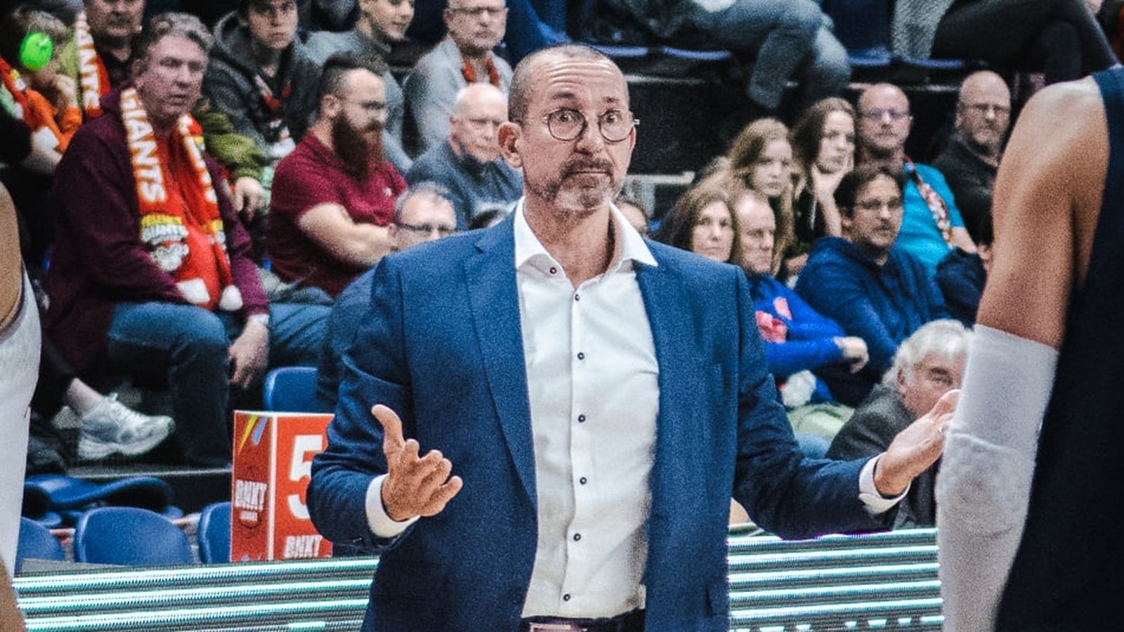 Jaumin dirige un partido del Phoenix Brussels Basketball.