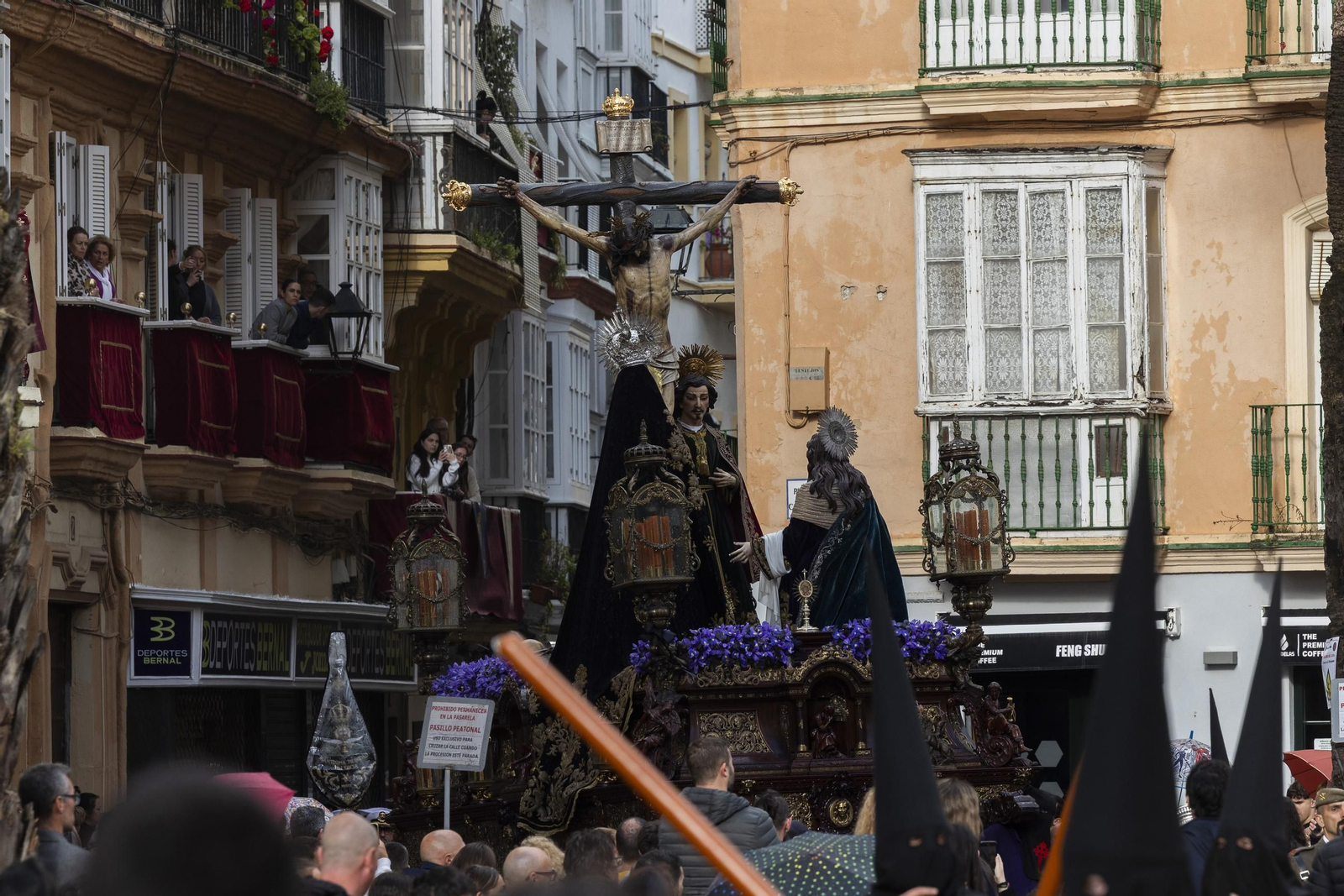 imágenes de la salida de Piedad, bajo llluvia y granizo, en la Semana Santa de Cádiz 2025