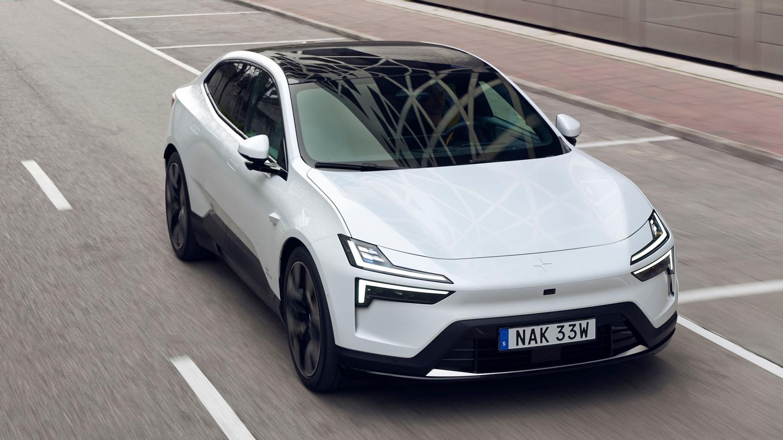 Dinámicamente, este nuevo miembro de la familia Polestar -el Polestar 3, en breve; luego, uno más por año- es un portento para quien busque calidad de rodadura de primer orden y una buena agilidad. Dinámicamente, este nuevo miembro de la familia Polestar -el Polestar 3, en breve; luego, uno más por año- es un portento para quien busque calidad de rodadura de primer orden y una buena agilidad.