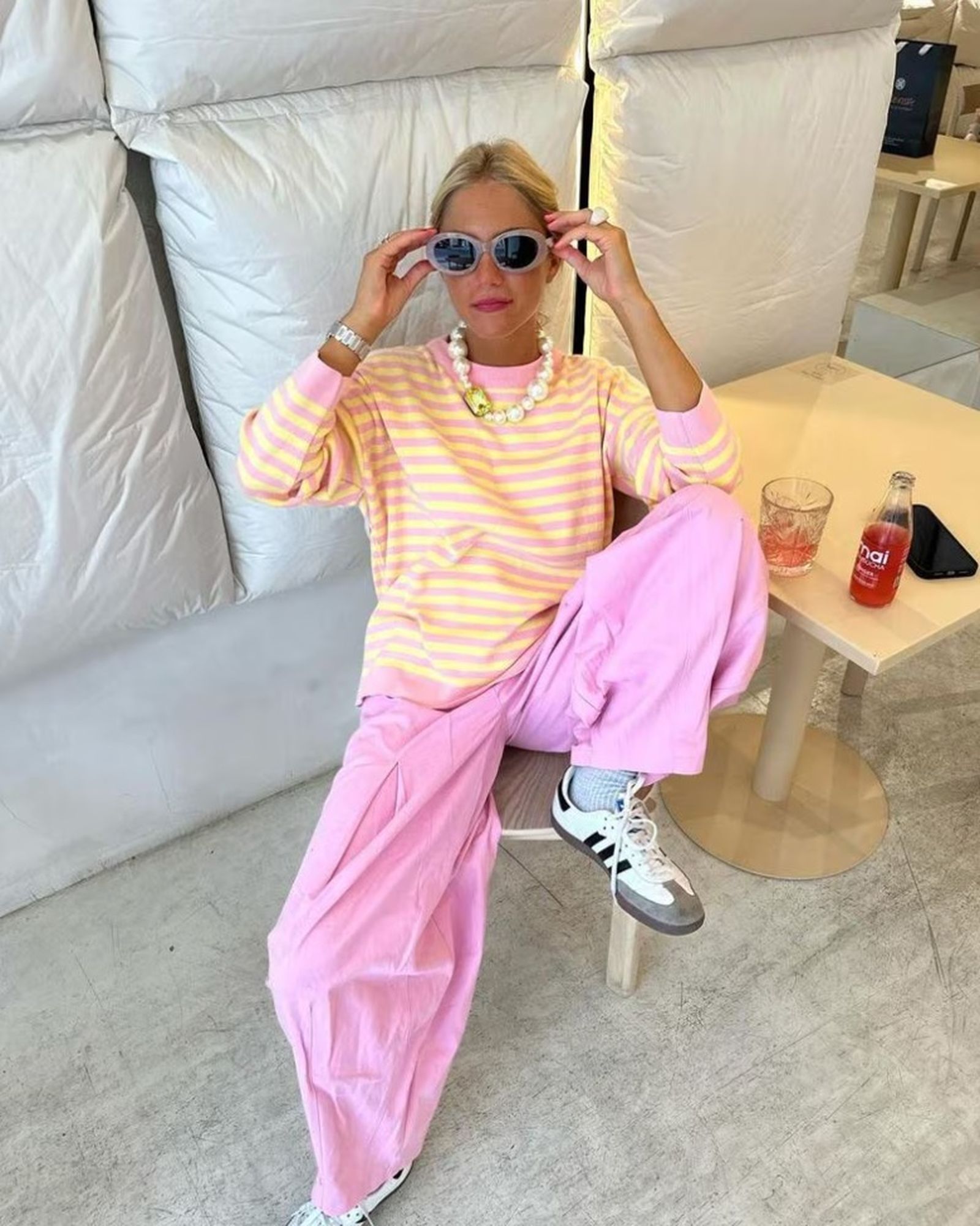 Prendas rosas y combinaciones de colores marcan la ruptura con la estética neutra y minimalista.