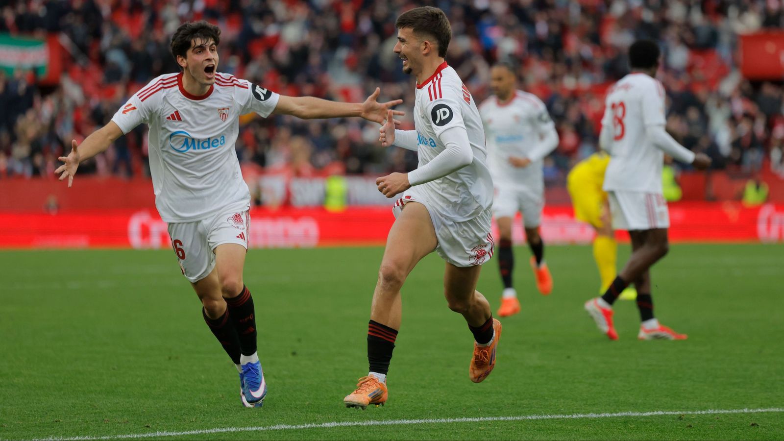 Los canteranos Kike Salas y Juanlu celebran el gol del empate ante el Girona.
