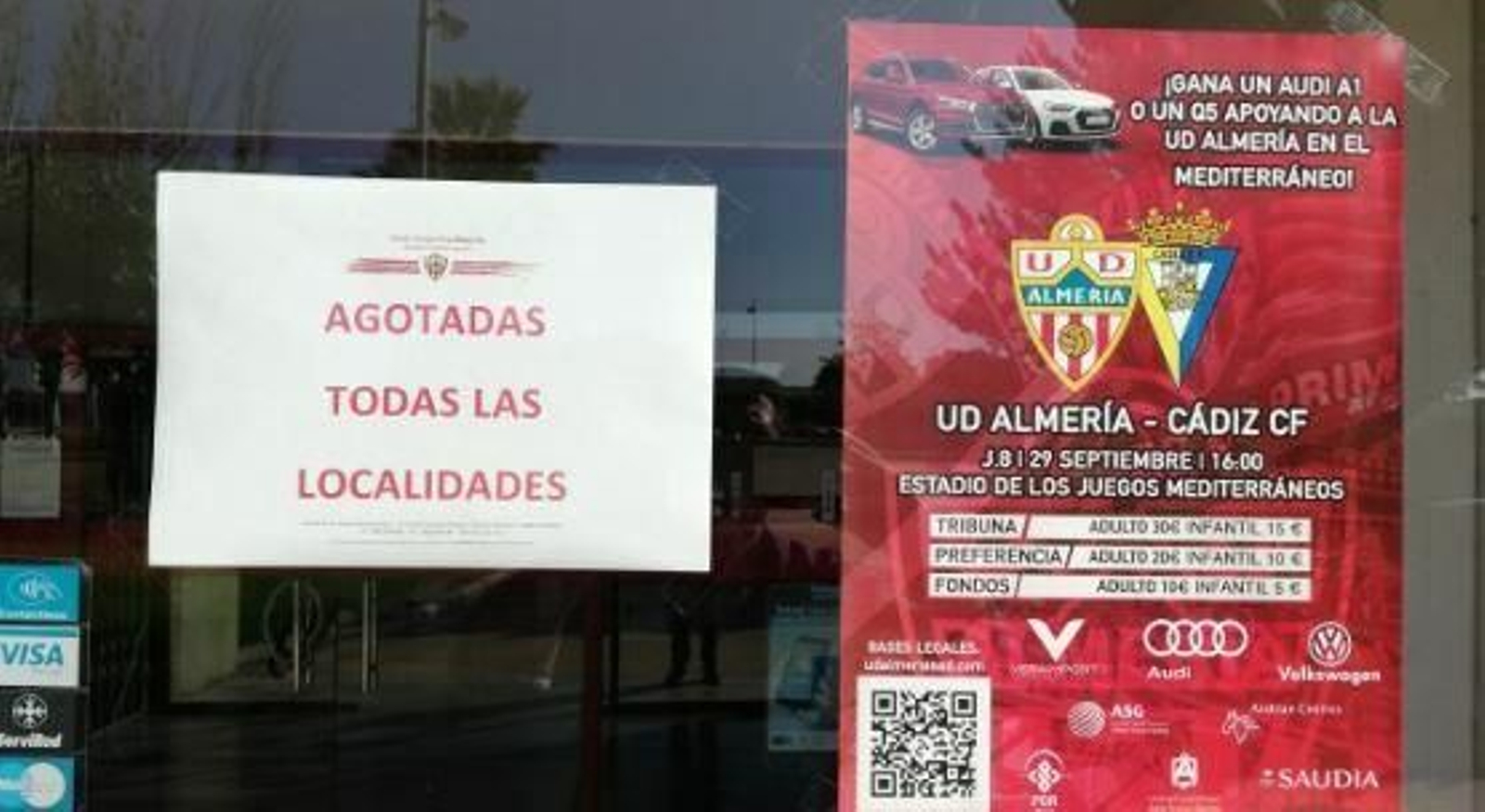 El cartel en la sede.