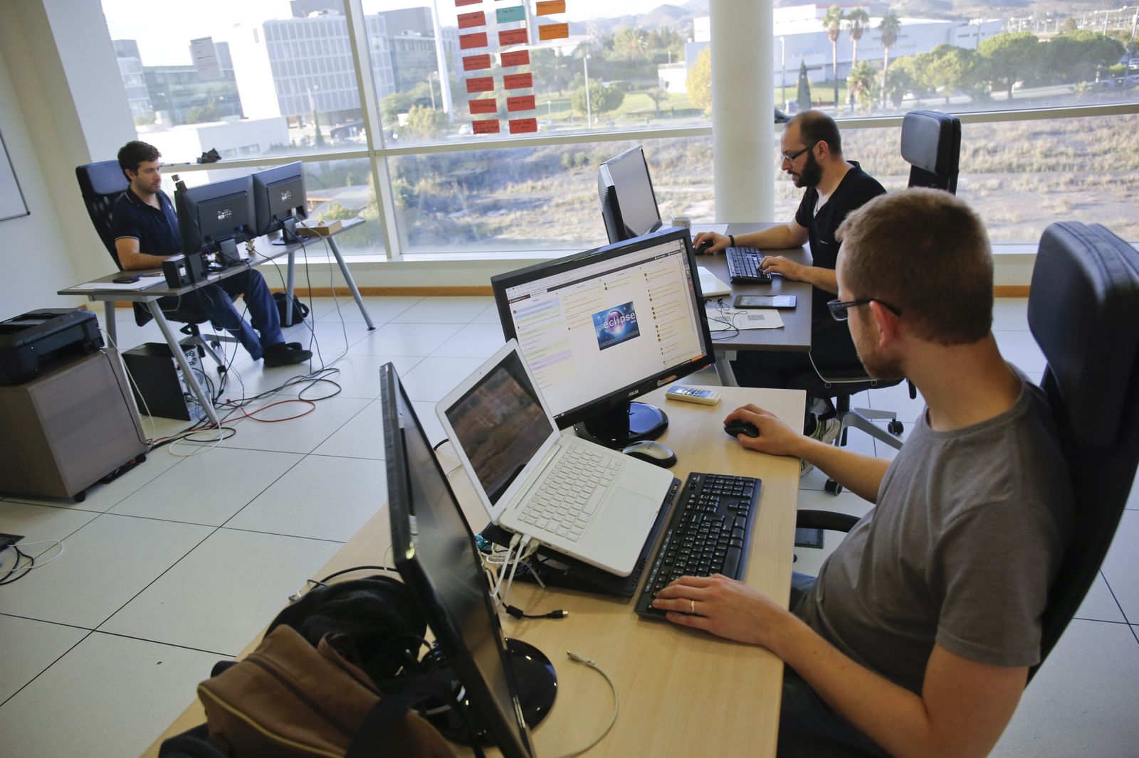 Empleados en una empresa tecnológica ubicada en el PTA.