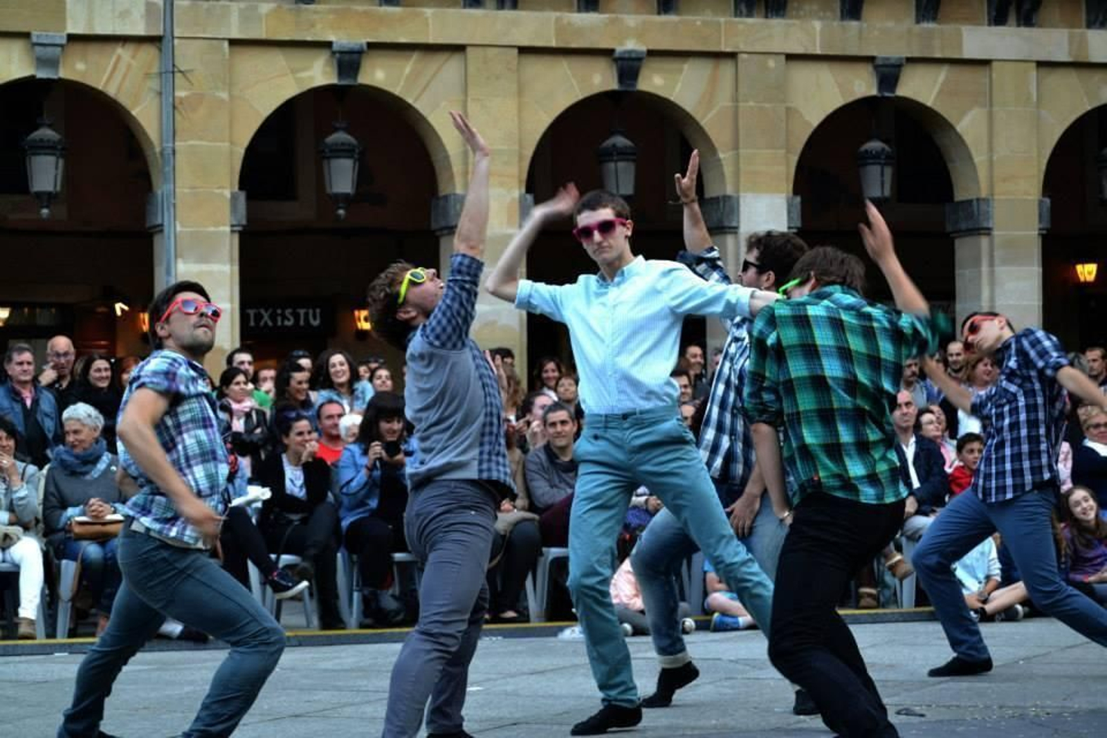 La compañía de danza vasca Tio Teronen Semeak interpretando su espectáculo 'FreshCool'. La compañía de danza vasca Tio Teronen Semeak interpretando su espectáculo 'FreshCool'.