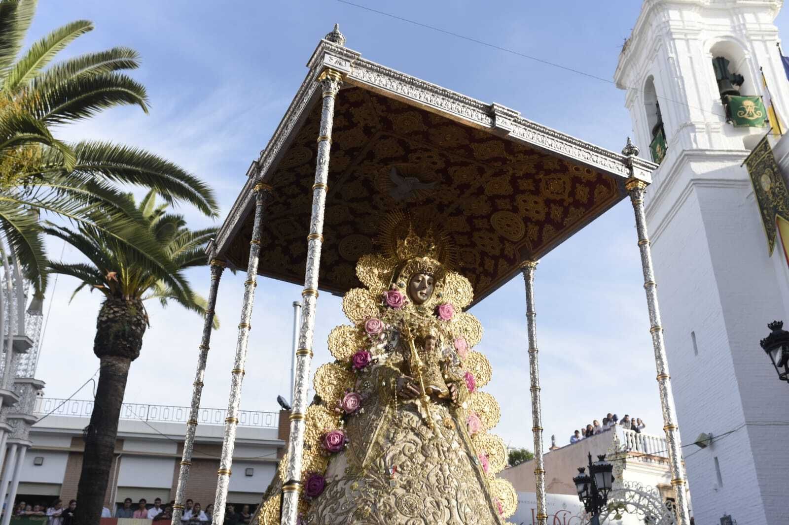 La Virgen del Rocío avanza por las calles de Almonte, en imágenes