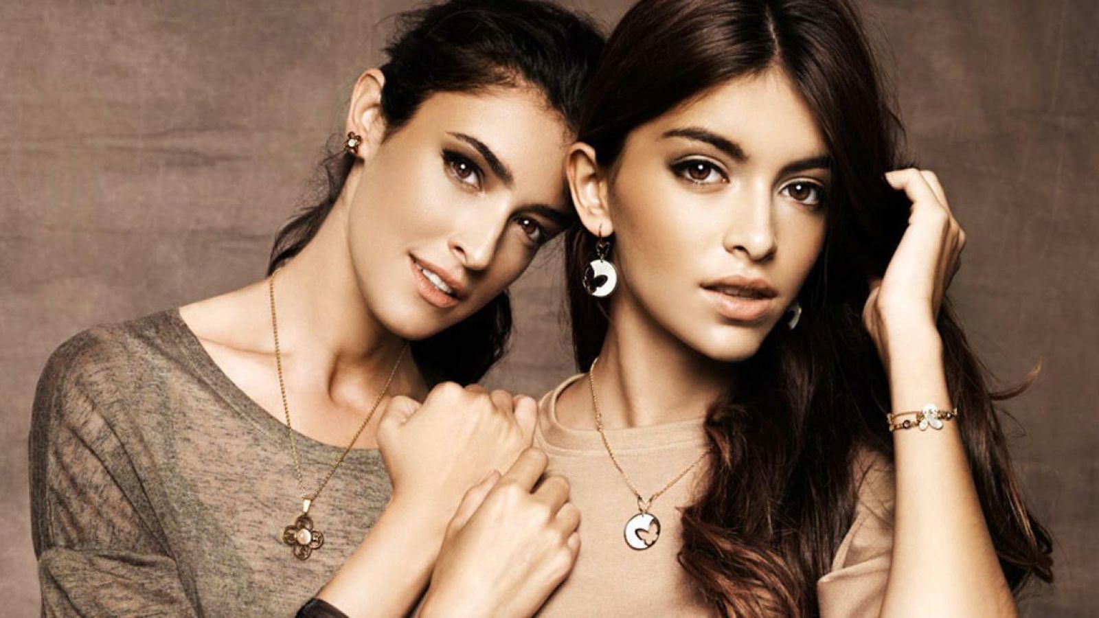 Lucía con su madre, la también modelo Blanca Romero.