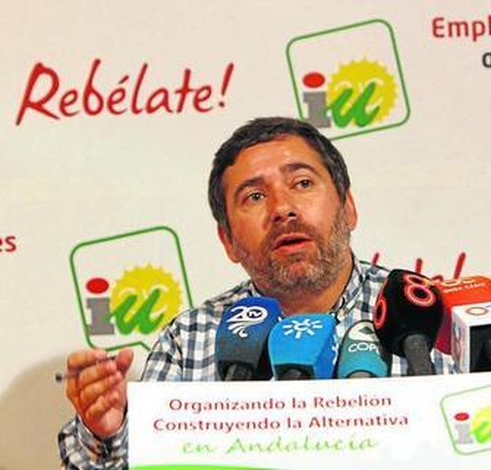 Javier Couso, durante la rueda de prensa de ayer en la sede de IU en Cádiz.