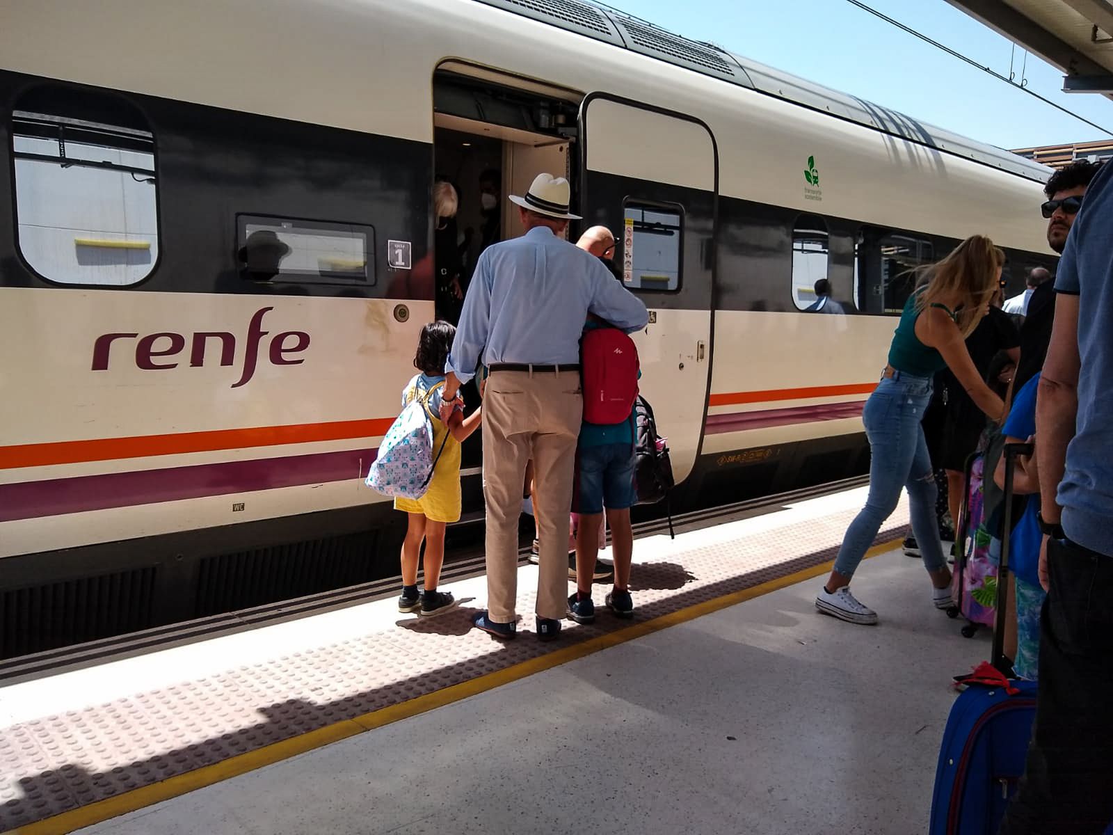 El tren procedente de Madrid rompe el aislamiento ferroviario de Huelva.