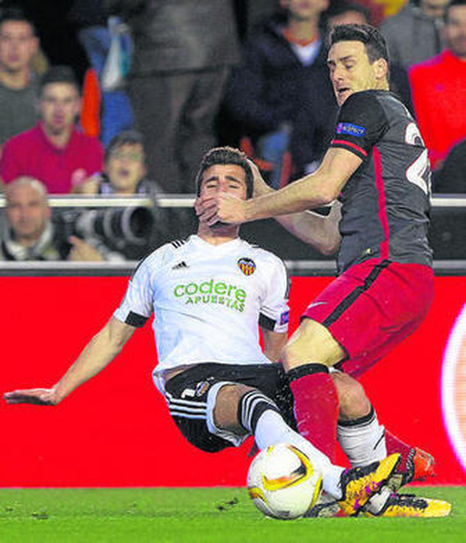 Aduriz trata de eludir la entrada del valencianista Gayá.