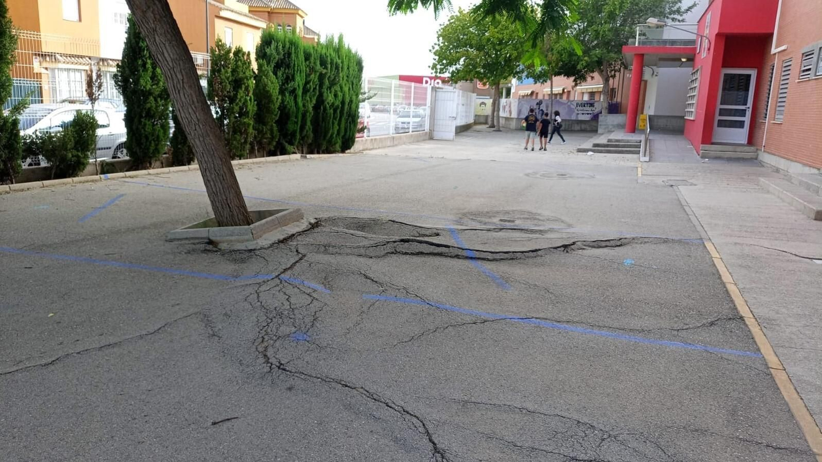 El mal estado del pavimento del patio del colegio Juan Sebastián Elcano de San Fernando. El mal estado del pavimento del patio del colegio Juan Sebastián Elcano de San Fernando.