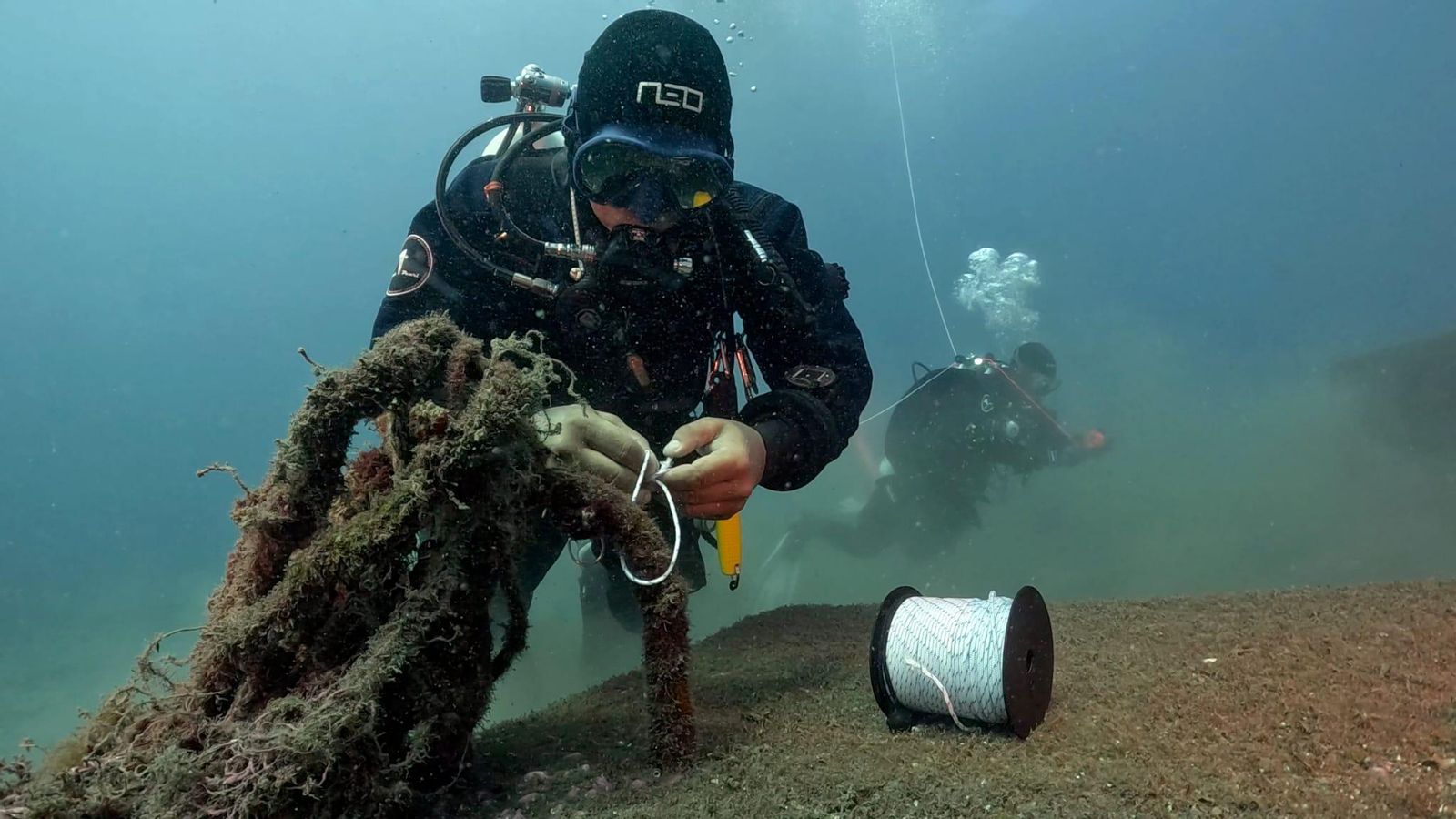 Un buzo durante una de las tareas que han llevado a cabo