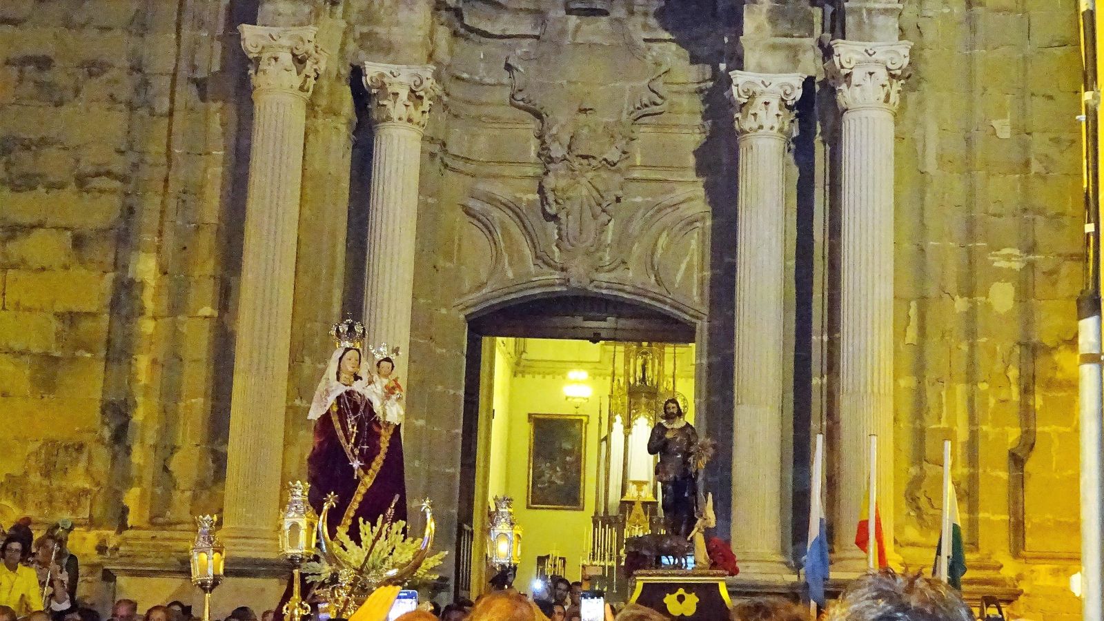 Salida en procesión de la Virgen de la Luz de Tarifa.