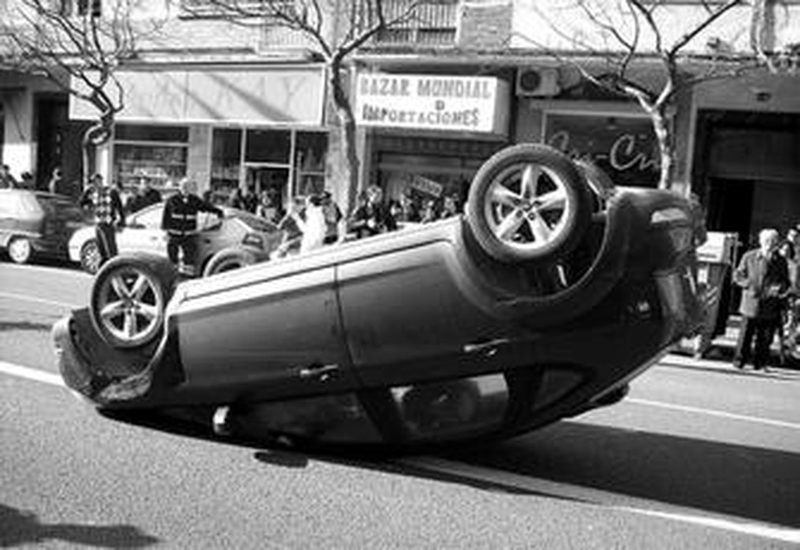 El coche quedó volcado en la intersección de la avenida Cayetano del Toro.