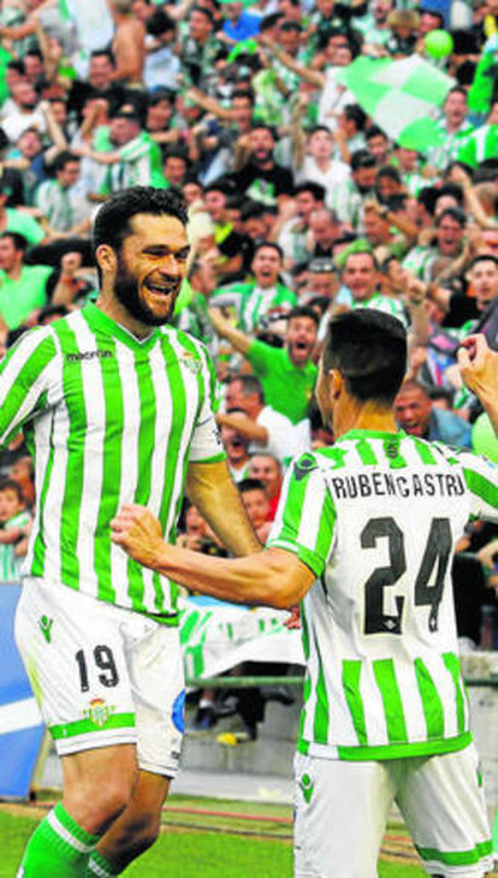 Jorge Molina festeja con Rubén Castro el 1-0 ante el Alcorcón.