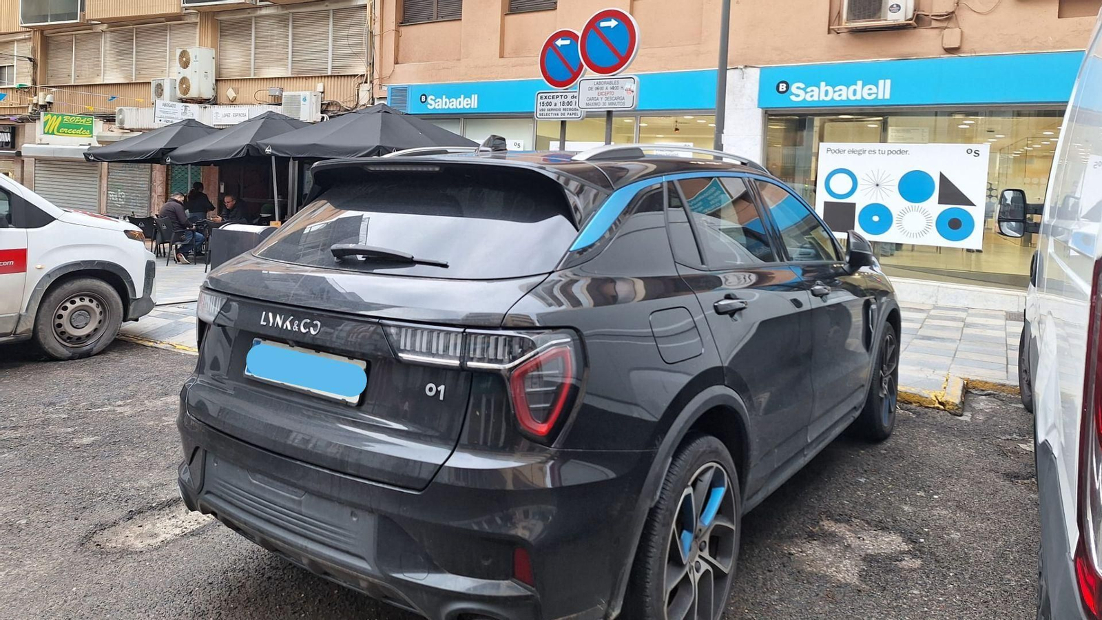 El vehículo de Antonio Gallardo, aparcado a las 9:52 de este lunes en una zona reservada a carga y descarga.